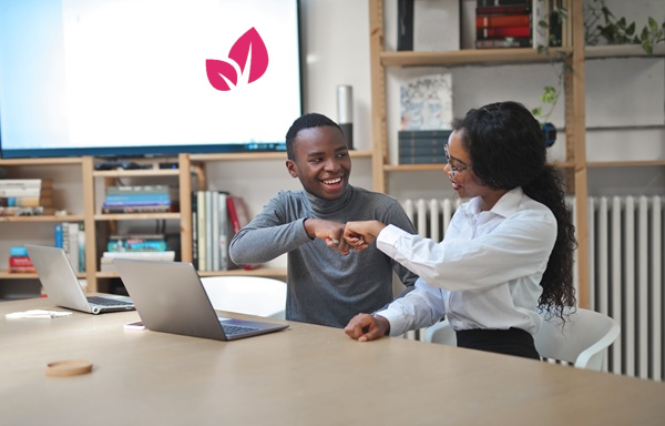 Wanandoa wachanga hufanya kazi ofisi ya inatibunini